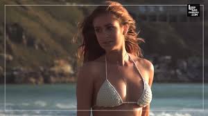 Marina Ruy Barbosa pagando peitinho de biquíni em ensaio da Revista VIP -  TRETA.COM.BR