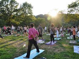 At 7pm, and a 45 minute vigerous vinyasa tues. Free Outdoor Yoga Draws Enormous Crowd In Inwood Hill Park Washington Heights Inwood New York Dnainfo