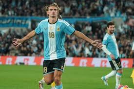 Nico Paz celebra su golazo para la Selección Argentina ante Benín