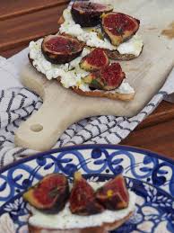 You can serve as is, or brush the figs with oil and set in a pan, cooking until the figs are hot and the cheese is melted. Toast Mit Frischem Ricotta Feigen Und Zitrone Fresh Ricotta Toast With Figs Lemon And Honey Deutsch