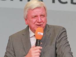 Ministerpräsident volker bouffier auf hessenreise. Bouffier Erneut Ministerprasident Von Hessen Hauchdunne Mehrheit