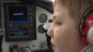 Her får kreftsjuke Damian (10) vera med å styra flyet