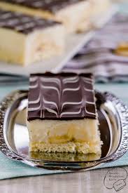 einfache bananen creme schnitten aus biskuit vanillepudding sahne und einer schon verzierten sc bananenkuchen rezepte bananen creme kuchen und torten rezepte