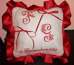 Cucite a macchina un quadrato di 23×23 cm di cotone bianco, già compreso. Cuscino Fedi Ricamato Cuscinetto Portafedi Punto Croce Iniziali Dat Su Misshobby