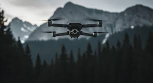Drone terbang di atas pemandangan gunung | Gambar AI Gratis