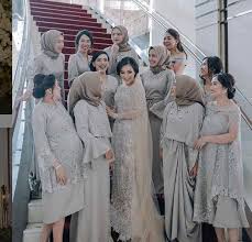 100 Ide Inspirasi Baju Kebaya Brokat Terbaru Untuk Tampil Cantik Dan Kekinian Wikipie Co Id Gaun Pengiring Pengantin Gaun Perkawinan Pengiring Pengantin