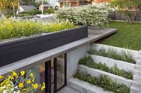 Maison Moderne Avec Un Toit Terrasse Vegetalise Maisons Souterraines Toit Vegetalise Terrasse Jardin