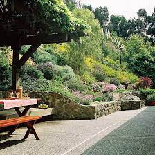 24 idees pour l amenagement de votre jardin sur une pente jardin en pente comment amenager son jardin amenagement jardin