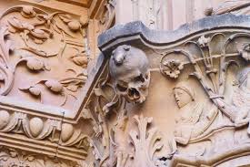 Guarantee yourself good luck all year by finding la rana de salamanca, sculpted into the façade of the escuelas menores of the university of salamanca. Universidad De Salamanca Historia Que Ver Curiosidades Horario