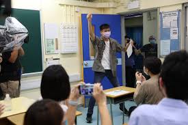 拔萃女書院則誕生兩名狀元，陳愷盈在 8 科考獲 5**，成「超級狀元」，另一名李卓藍在 7 科考獲 5**，成為狀元 。2 人都有選修生物、物理及化學。 Qyki3govnnj2km