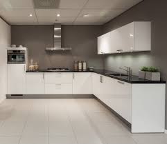 hoogglans wit keuken met granieten werkblad alleen dan greeploos zonder bovenkasten en dubbele hoge kast keuken ontwerpen keuken ontwerp keuken ideeen modern