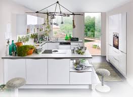 Hochmoderne Winkelkuche Mit Sehr Viel Stauraum Die Pflegeleichten Weissen Echtlack Hochglanzfronten Mit Aufliegender Griffleiste Kuche Kuchen Meyer Winkelkuche