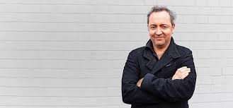 Musiker, kabarettist, schauspieler, autor, regisseur, federschmuckträger, multitasker Rainald Grebe Im Interview Uber Querdenker Und Sein Neues Album Popmusik Stimme De