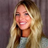 Danielle Dinsmore's Instagram, Twitter & Facebook