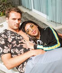 Rencananya, tanggal 18 juli mendatang web series dengan judul batas the series yang dibintangi. Pose Hot Millen Cyrus Pamer Lekuk Tubuh