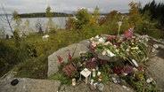 22 lipca 2011 roku, a więc dokładnie 10 lat temu, anders breivik zdetonował ładunek wybuchowy w rządowej dzielnicy anders breivik ma 42 lata. Zeitzeichen Terror In Norwegen 2011 Ndr De Nachrichten Ndr Info