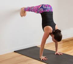 Get Upside Down 4 Health Benefits Of Handstands Ejercicios De Yoga Ejercicios Consejos De Fitness