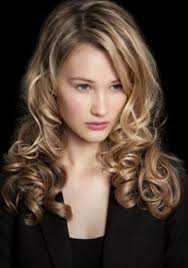 Donna bruna con i capelli ricci lunghi e lucenti. Capelli Lunghi Con Boccoli 2012 2013