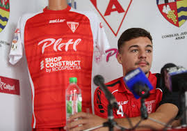 Fc uta), acronim de la fosta uzina textilă, este un club de fotbal din arad, românia, supranumit bătrâna doamnă2 a. Clasic Cel Mai Bun Serviciu Marimea 7 Tricou Uta Arad Afstidelhi Org