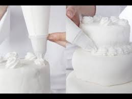 Technique De Cuisine Decorer Un Gateau Avec Une Poche A Douille Youtube Decoration Gateau Creme Pour Gateau Gateau