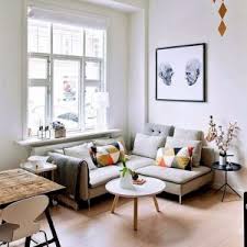 Facile d'installer un salon, un bureau et une salle à manger dans une seule petite pièce. Monde Deco