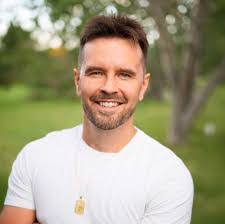 Amy Ezell's Instagram, Twitter & Facebook