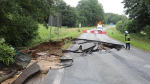 La solidarité s'organise pour les sinistrés devant le nombre d'habitations inondées à beauvais et en attendant que soit reconnu l'état de catastrophe naturelle, la. Orage A Beauvais La Rue N Etait Plus Qu Un Torrent Un Jeune Homme Toujours Porte Disparu