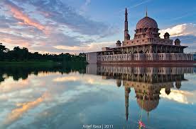 Bukan itu sahaja, agamawan itu menjelaskan, mereka yang mempunyai keuzuran untuk solat jumaat tadi, uzurnya hilang sepertimana sembuhnya penyakit apabila dia selesai mendirikan solat zuhur. Baitullah Putrajaya My Selamat Menunaikan Solat Jumaat D Flickr