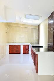 ✅ inspírate con estos baños y cocinas con azulejos metro. Cocina Vacia Contador Concreto Con Azulejo De Color Beige Fotos Retratos Imagenes Y Fotografia De Archivo Libres De Derecho Image 36309827