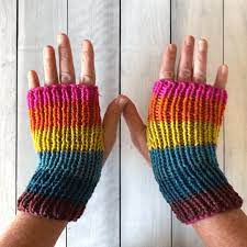 Keep hands and wrists extra toasty while driving just by donning these stylish and colorful mitts. Easy Fingerless Mitts On Straight Needles Free Knitting Pattern Blog Nobleknits