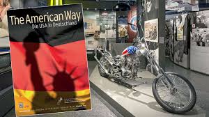 Besucherfreundlich und erlebnisorientiert zeigt sie deutsche geschichte von der nachkriegszeit bis in die gegenwart. The American Way Die Usa In Deutschland Wechselausstellung Stiftung Haus Der Geschichte Youtube