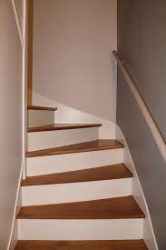 Vernir ou vitrifier un escalier en bois avec le vitrificateur escalier, est une question que l'on se pose régulièrement. Quel Vernis A Bois Choisir Le Blog De Mon Magasin General Renovation Escalier Bois Decoration Escalier Escalier Bois