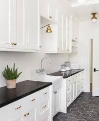 Kitchen is remarkable in numerous styles and finish combinations. Schwarze Sechseck Bodenfliesen Betonen Einen Weissen Waschraumschrank Der Mit Betonen D Black Kitchen Countertops Kitchen Black Counter Black Countertops
