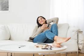 Gemütliches wohnzimmer mit flauschigen decken und kissen. Wohnzimmer Gemutlich Gestalten Mit Einfachen Tipps