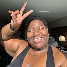 Shelly Gates's Instagram, Twitter & Facebook