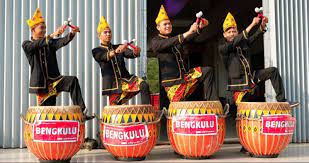Untuk memainkannya, butuh sebuah alat gesek tambahan yang menggunakan rambut mamalia, seperti kuda dan manusia. Alat Musik Doll Bengkulu Sejarah Dan Pembahasan