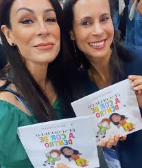 Ontem foi dia de Bienal do Livro e dia de prestigiar a minha prima linda,  inteligente e orgulho da família nossa escritora @patriciaschunk e seu  livro @descobrindo.acordedentro que deveria ser leitura obrigatória