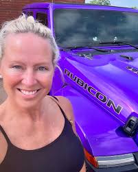 Happy Friday! 💜🐥 #frontendfriday #joy #jeep #👋