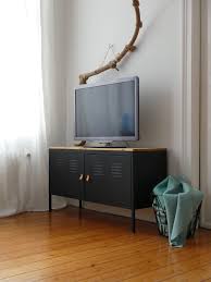 Bevor sie mit dem lackieren des möbelstücks beginnen, ist erst einmal eine gewisse vorarbeit erforderlich. Ikea Hack Aus Klapprigem Ps Schrank Wird Edle Tv Konsole Johanna Bruggemann