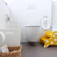 Ihr Wisst Ja Dass Ich Mich Zusatzlich Zum Topfchen Auch Fur Einen Toilettensitz Sowie Einen Hocker Als Hilfestellung Entschie Trash Can Small Trash Can Toilet