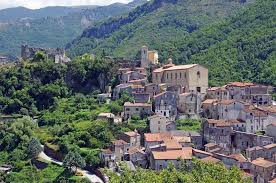 Secondo leggenda, ollolai sarebbe stata residenza di ospitone, dux dei barbaricini, così nel parco archeologico di santu basili risiedono le radici di ollolai. Case Ad Un Euro Per Ripopolare Paesi In Italia Arrivano Da Ogni Parte Come Ollolai Reality Tv Al Via