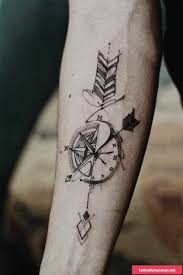Getting A Compass Tattoo Engraved Meaning And Great Designs Kompass Tattoo Stilisiert Pfeil Tattoo Arrow Compass Tattoo Geometric Tattoo Compass Tattoo