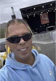 Kevin Lauren Faller Av Scene På Vg Lista