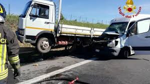 Incidente Sulla Catania Palermo Scontro Tra Un Furgone E Un Camion Un Ferito