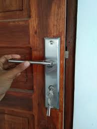 Anda juga bisa memanfaatkan material lain, misalnya model handle pintu kayu. Komponen Hardware Pintu Swing