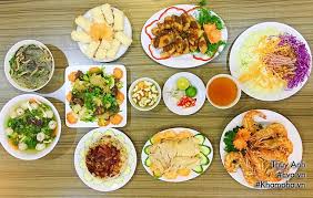 Vì vậy, vào ngày rằm tháng giêng, các gia đình người việt thường chuẩn bị mâm cỗ cúng thịnh soạn để cúng gia tiên, thần linh, cầu mong năm mới. Mam Cá»— Cung Ráº±m Thang Gieng Cho Chá»‹ Em VÄƒn Phong