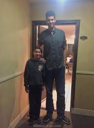 7ft1 Person Towers Over His Tiny Friend Tall Guys Giant People Tall People