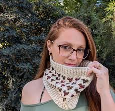 Free Crochet Pattern: Crossed Loops Cowl