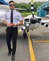 El mundo entero esta pidiendo Pilotos Comerciales 🙌 hay demasiados Aviones y Pocos Pilotos. - - HAZTE PILOTO COMERCIAL EN 18 MESES Y PUEDES FINANCIARLO A TRAVES DE @fundapecrd 🛫👨‍✈️ - Mas información 👉 829.535.1000