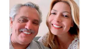 La mujer del presidente de la nación, alberto fernández, eligió un conjunto sastre que combinó con el tapaboca. Xexvf4pn44htvm